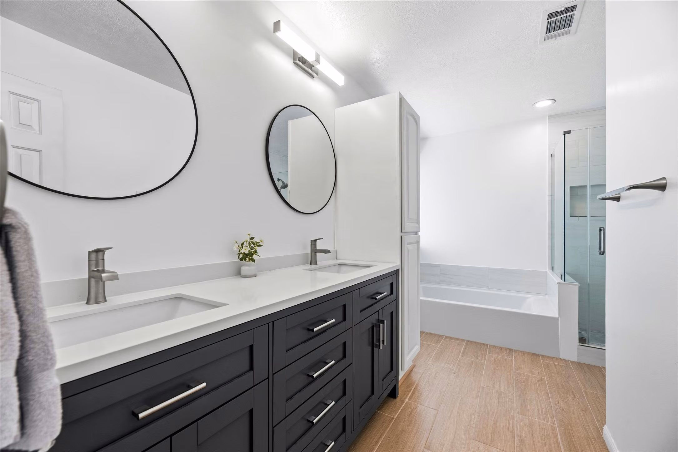 Photo 3 of 16423 Maple Downs Lane, Sugar Land, TX