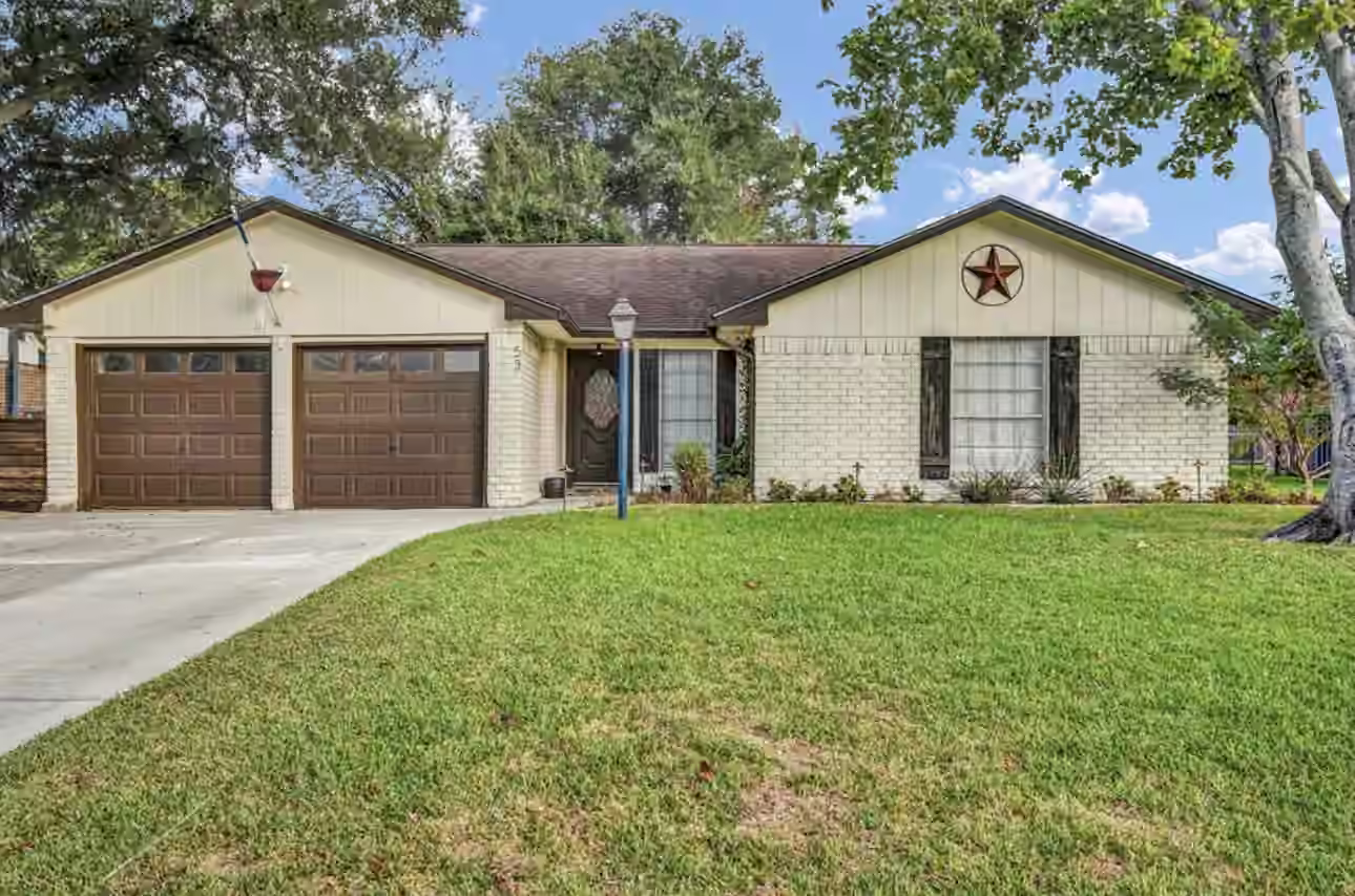 Photo 2 of 53 Blue Bell Court, Lake Jackson, TX 77566