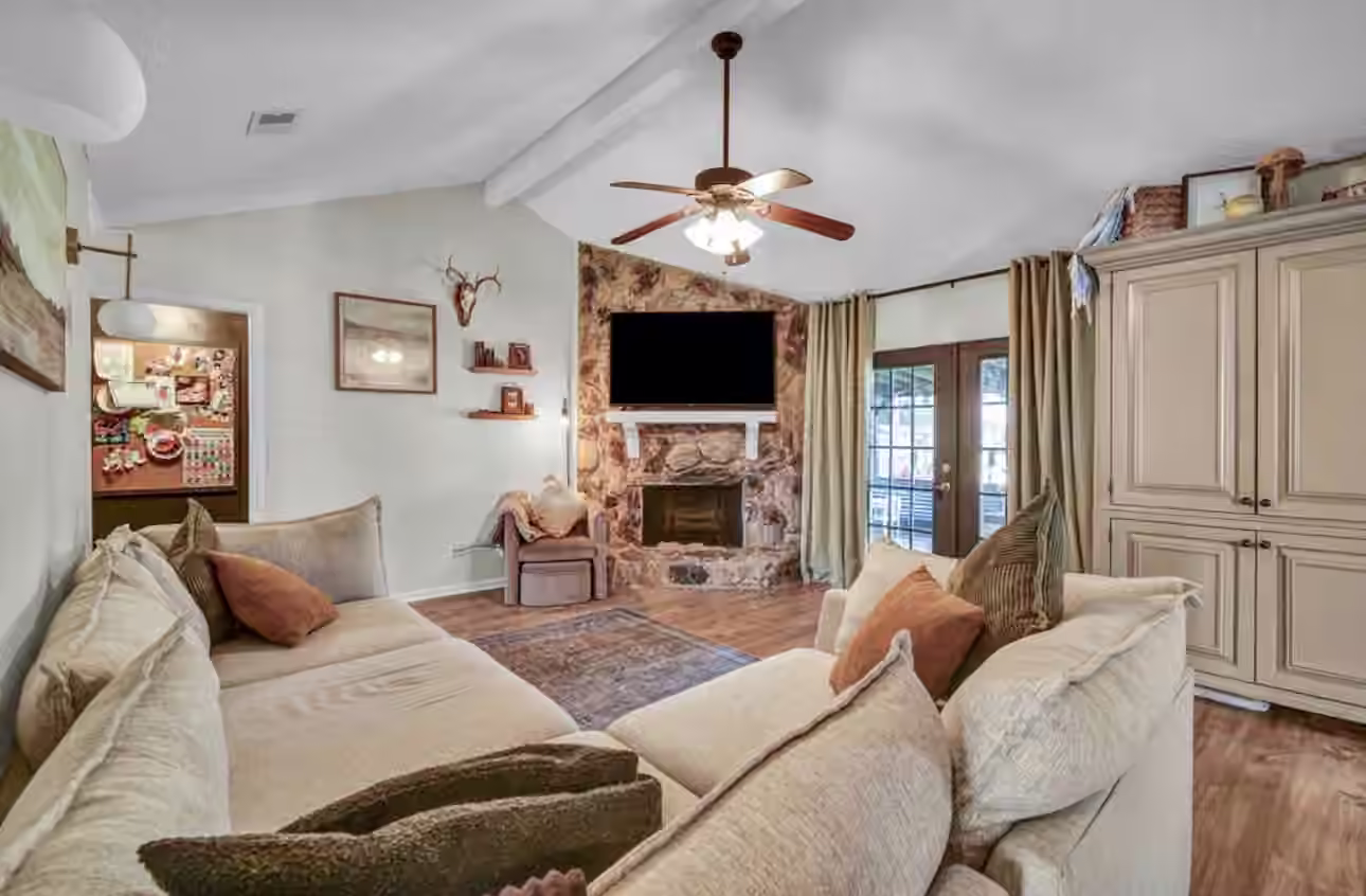 Photo 4 of 53 Blue Bell Court, Lake Jackson, TX 77566