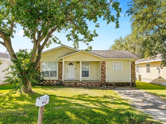 Photo of 219 E Beecher Avenue, Palacios, TX