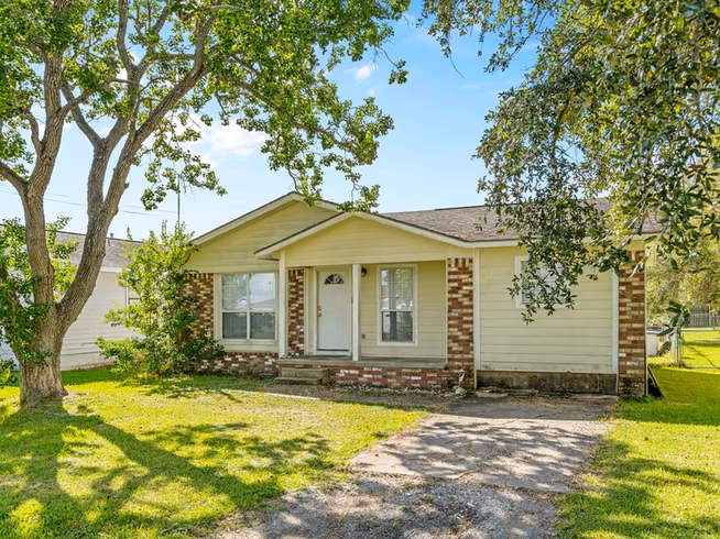 Photo 5 of 219 E Beecher Avenue, Palacios, TX