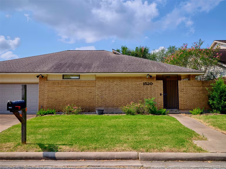 Photo 3 of 1520 Crestmont Street, Wharton, TX