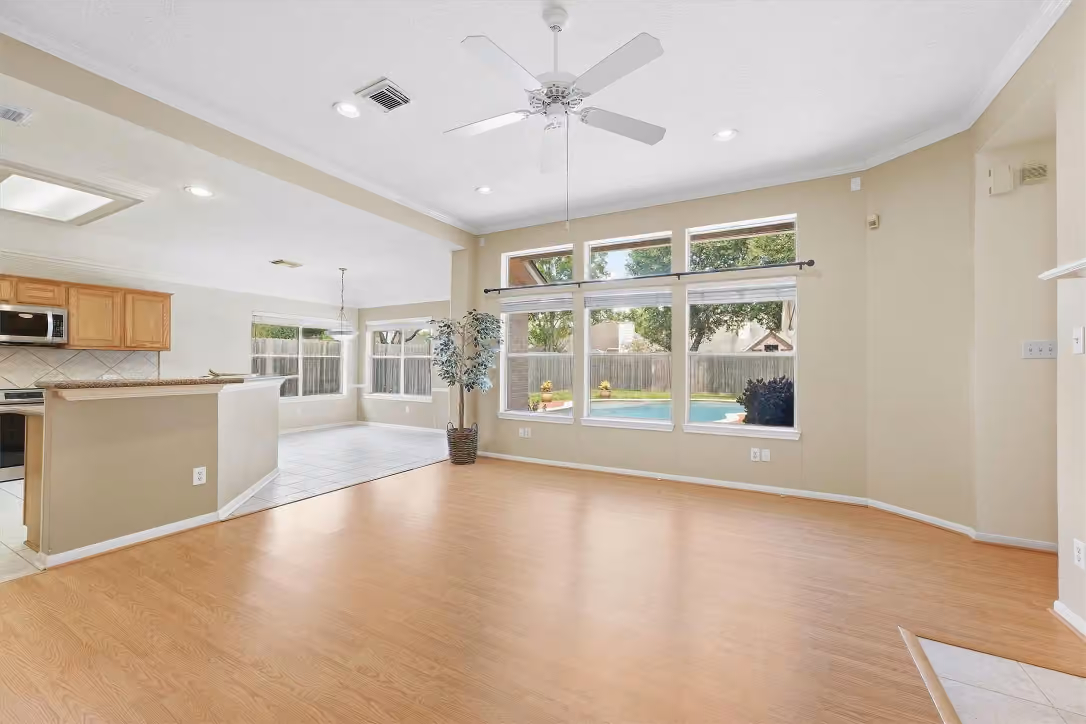 Photo 7 of 13827 Placid Brook Court, Houston, TX 77059
