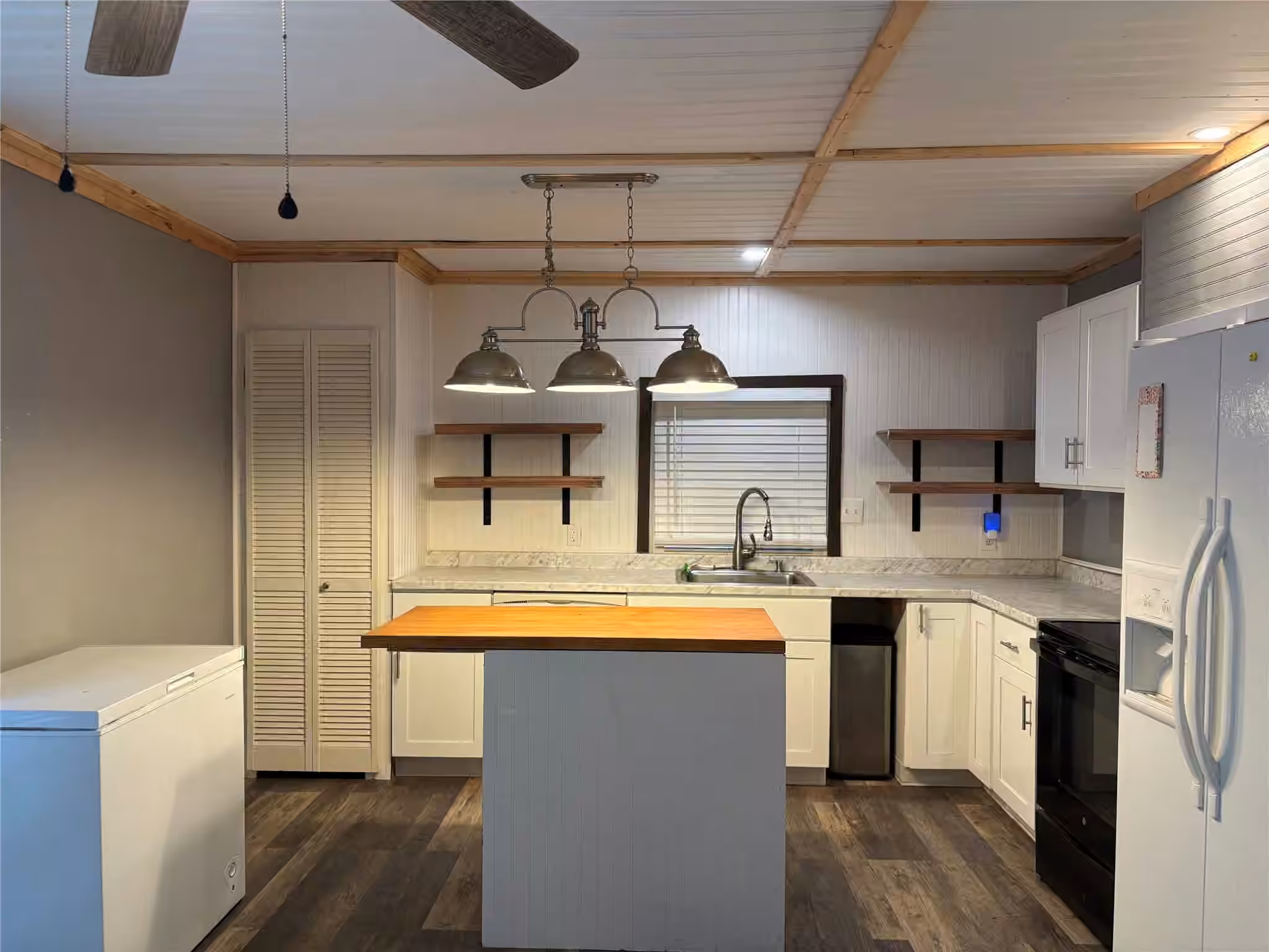Photo 4 of 13120 S Lee Shore Drive, Willis, TX