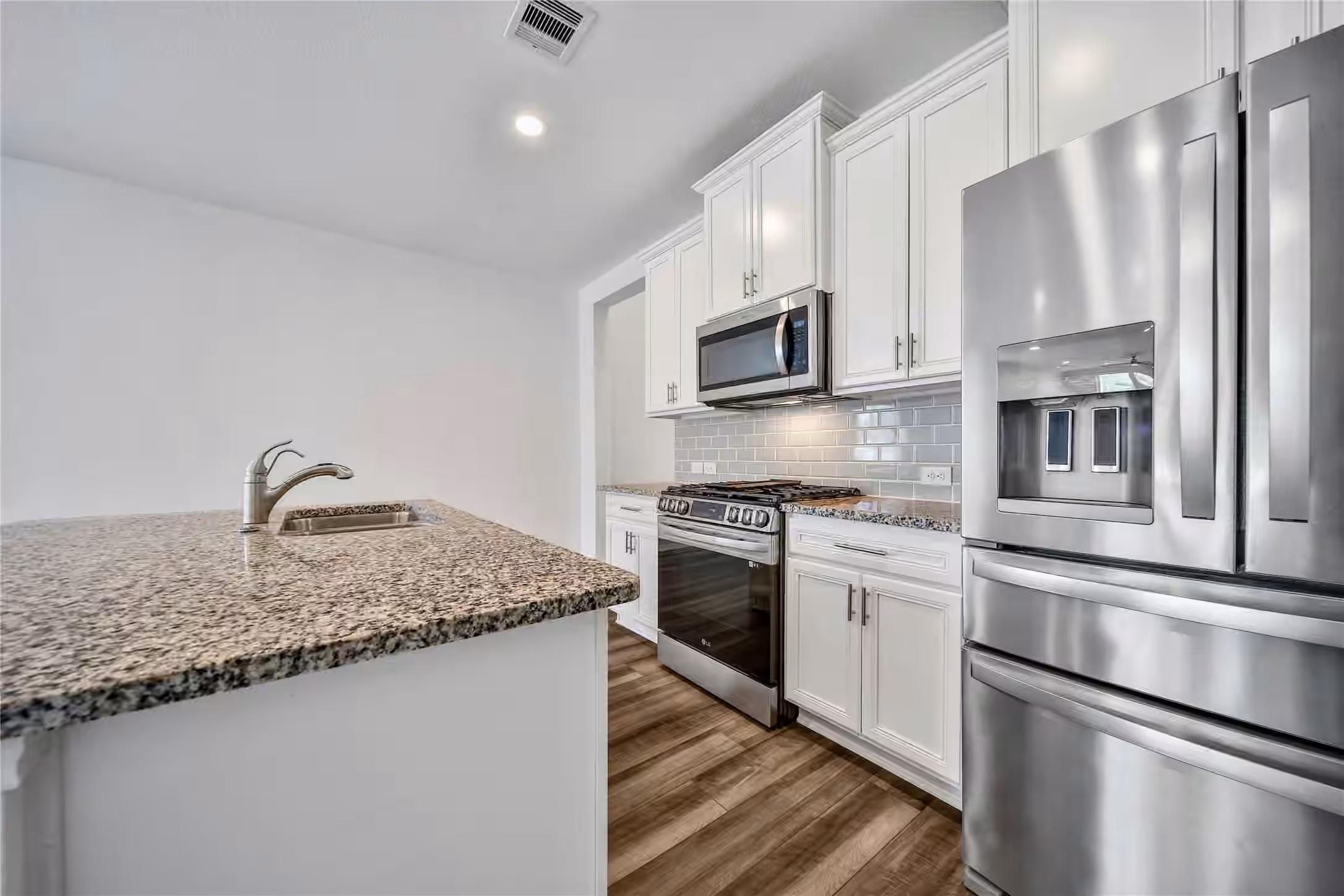 Photo 4 of 9245 Inland Leather Lane, Conroe, TX