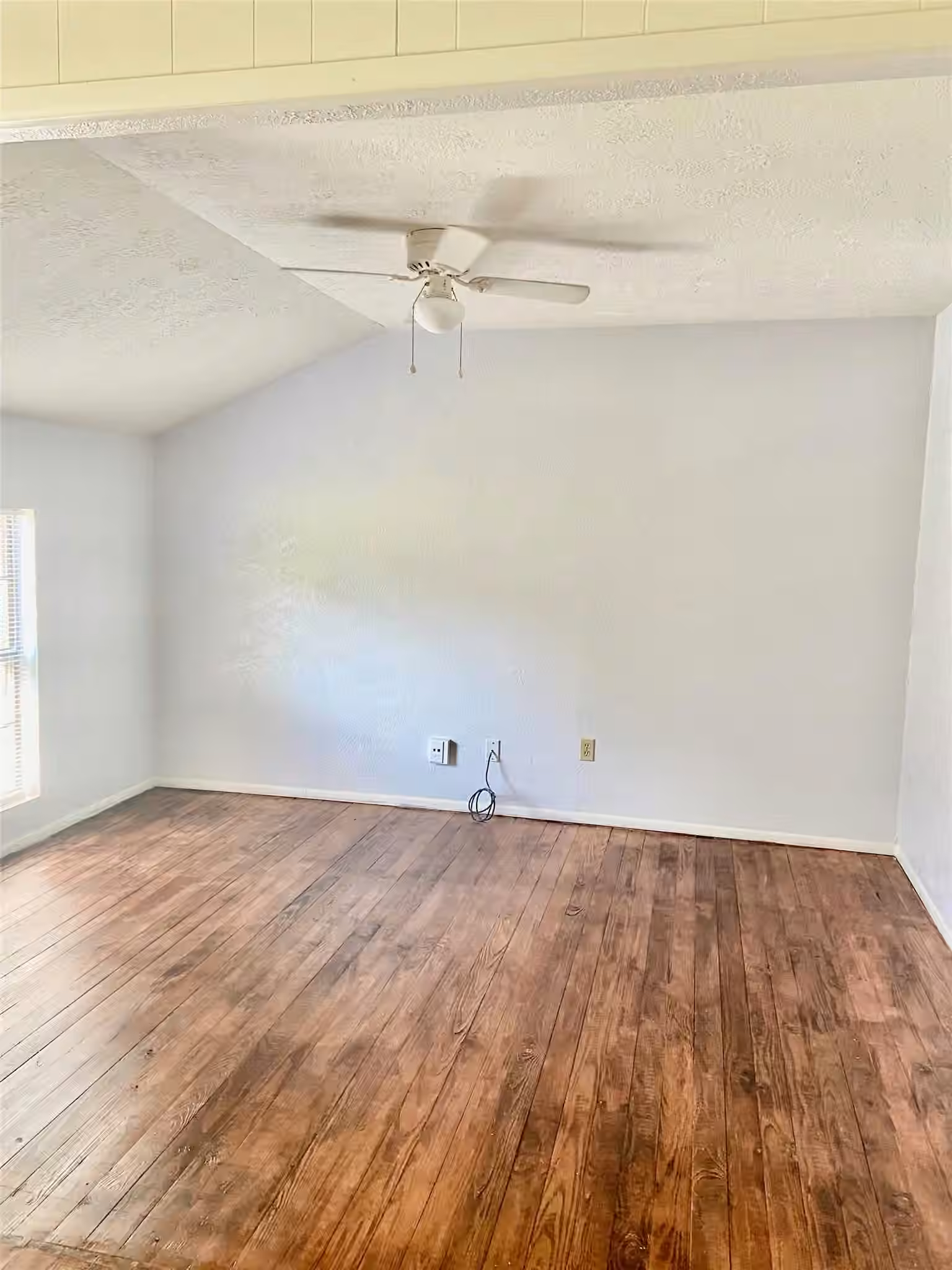 Photo 3 of 416 N Tinsley Street, Angleton, TX