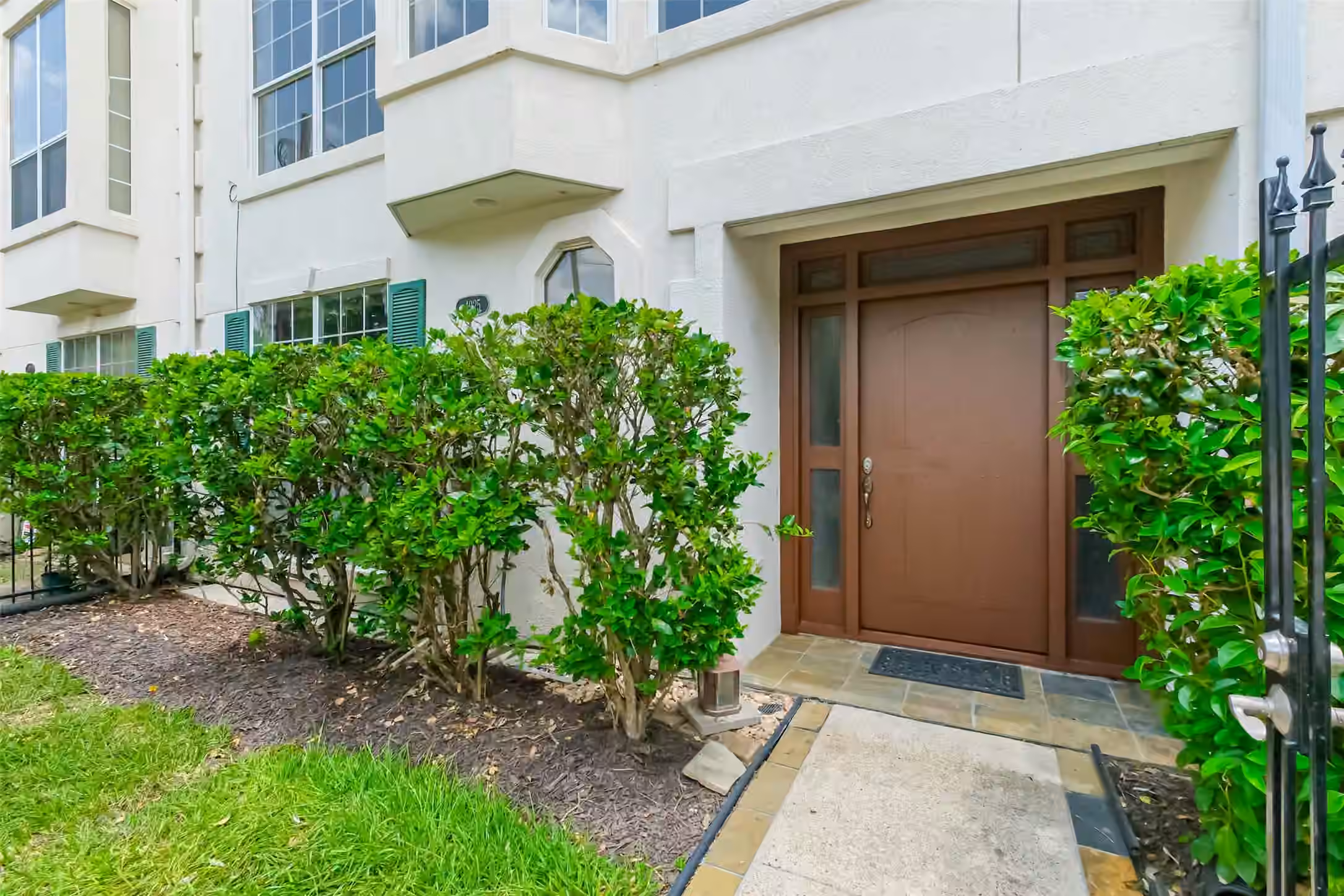Photo 3 of 4925 Travis Street, Houston, TX