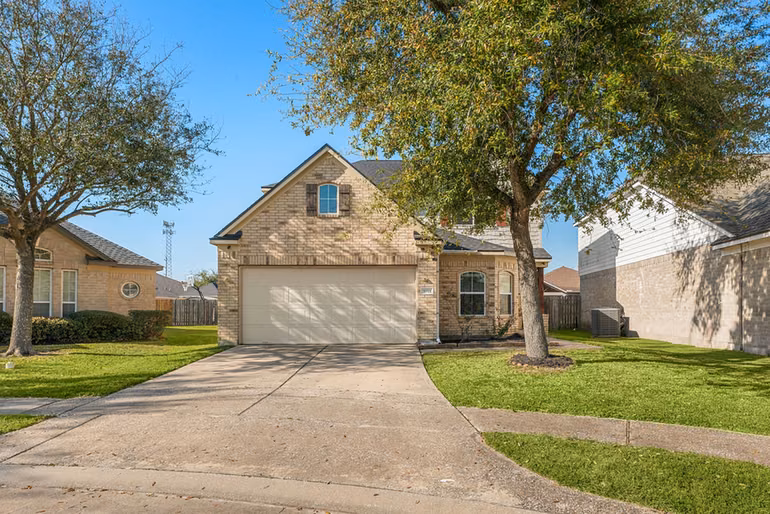Photo 2 of 5911 Rosemary Circle, Baytown, TX