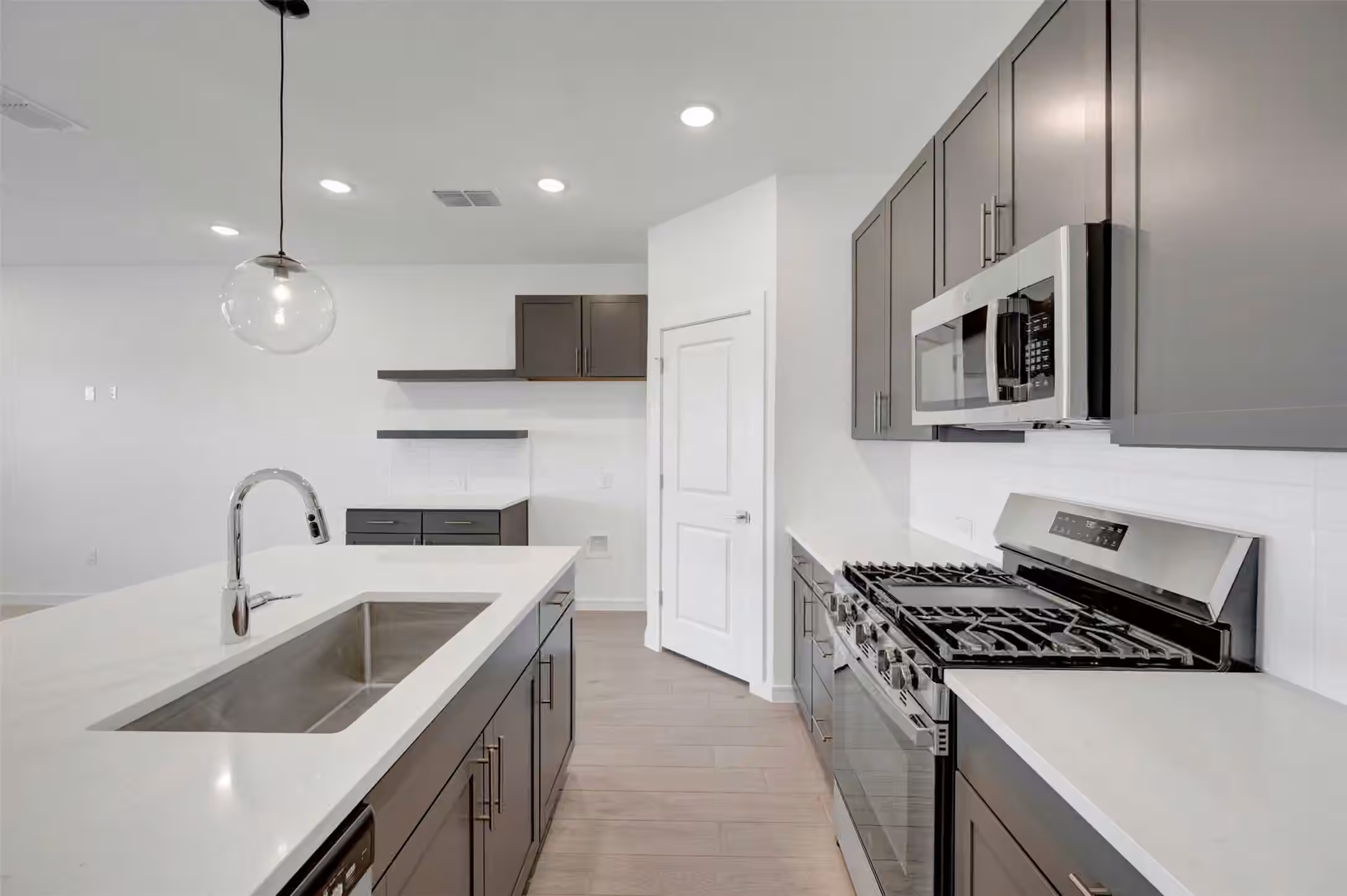 Photo 5 of 7711 Jade Crest Drive, Angleton, TX