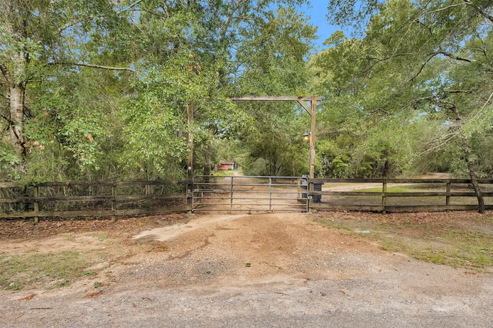 Photo 2 of 16014 Post Oak Road, Plantersville, TX