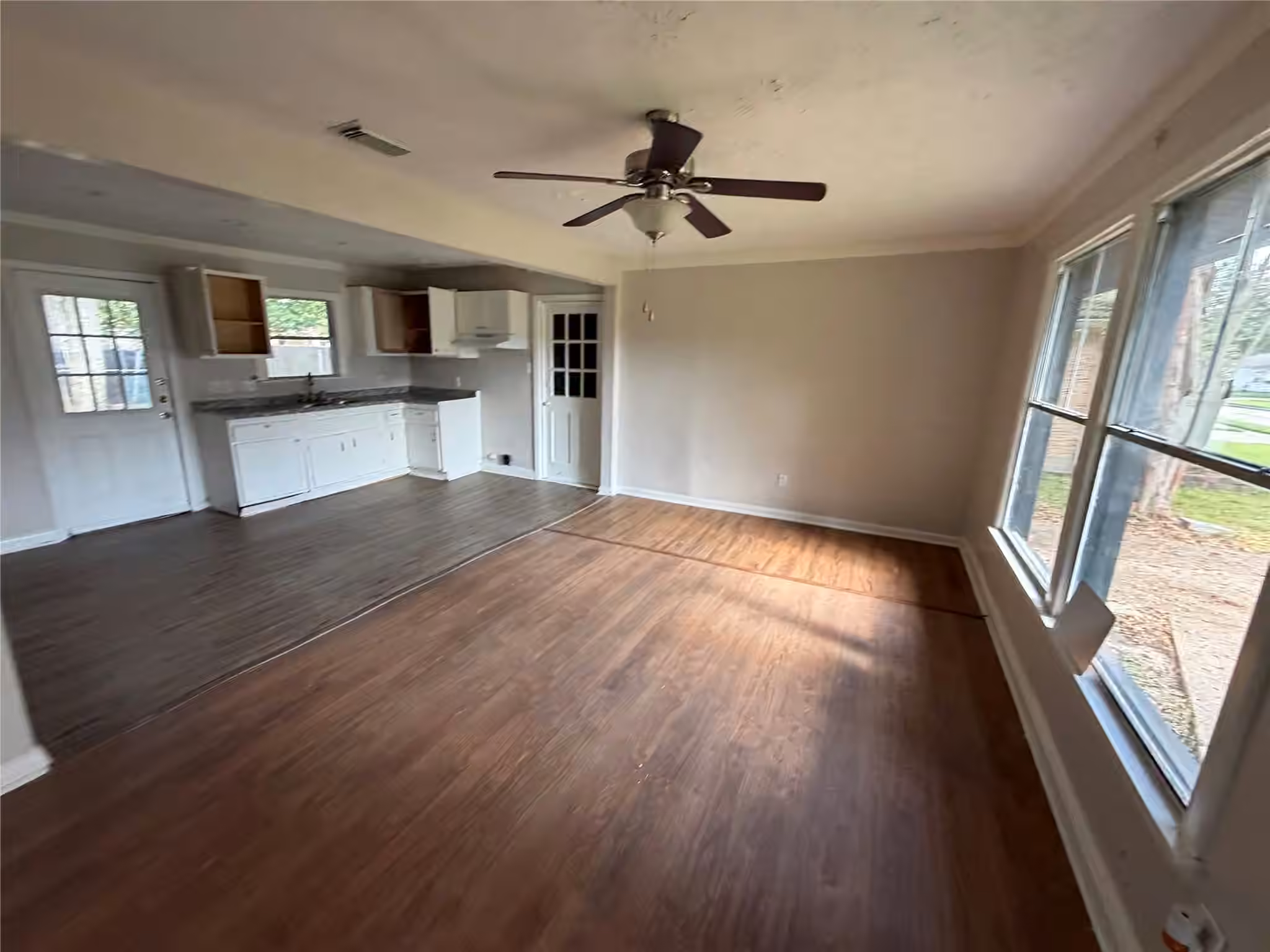 Photo 4 of 822 Harvard Street, Deer Park, TX