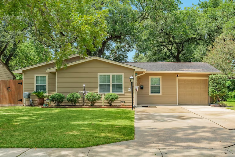 Photo of 229 Caladium Street, Lake Jackson, TX 77566