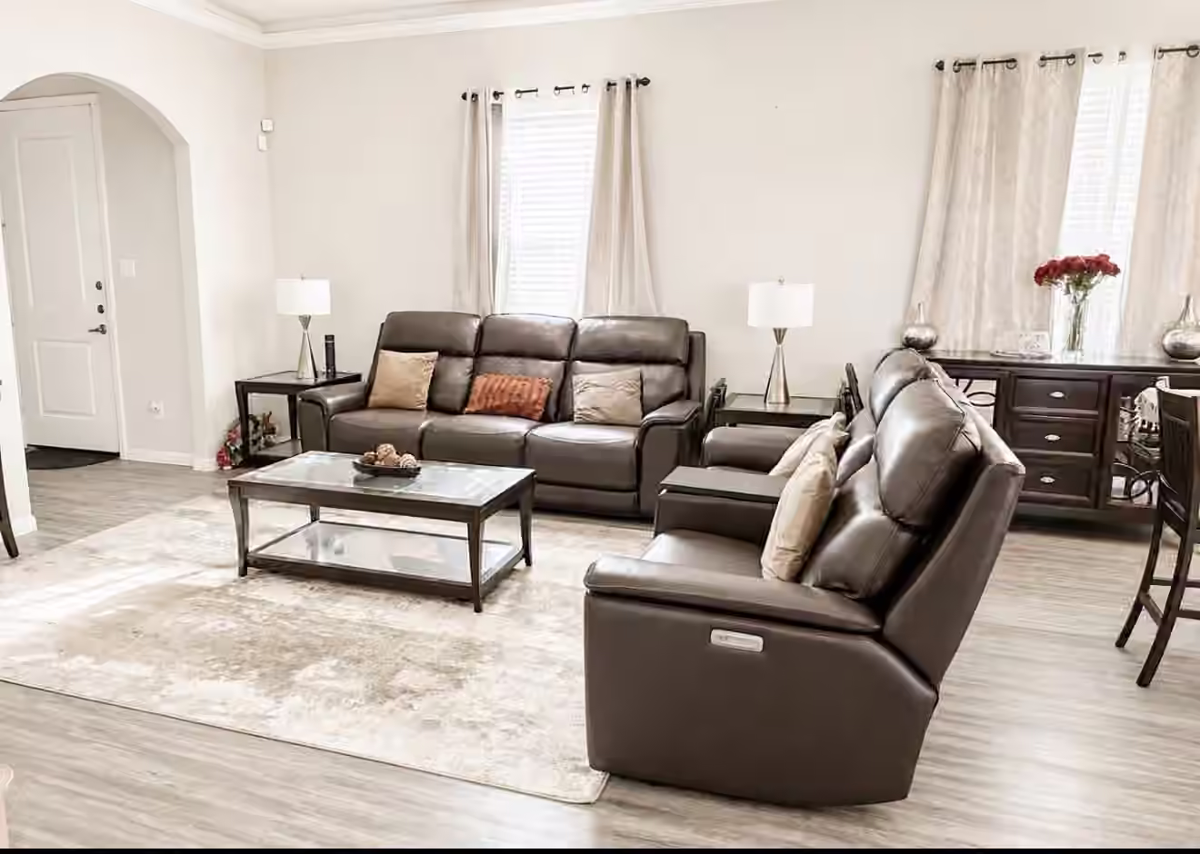 Photo 2 of 915 Lakeland Circle, Rosharon, TX