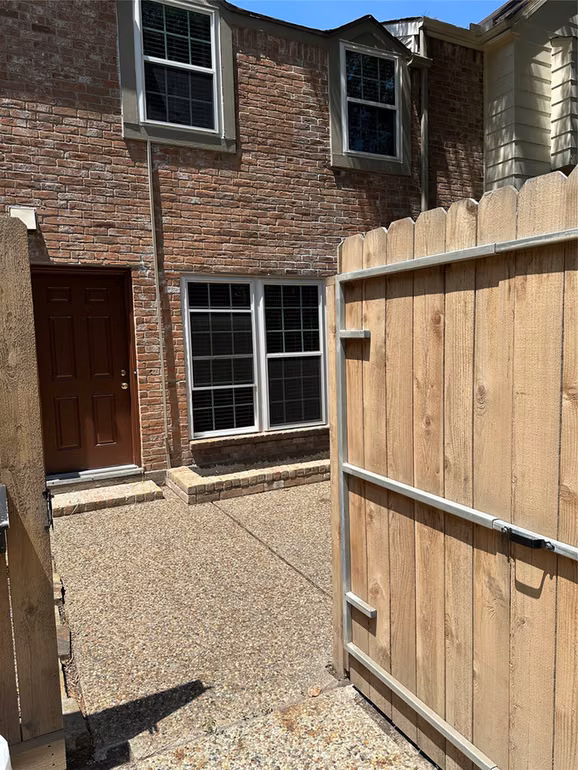Photo 3 of 889 Wax Myrtle Lane, Houston, TX