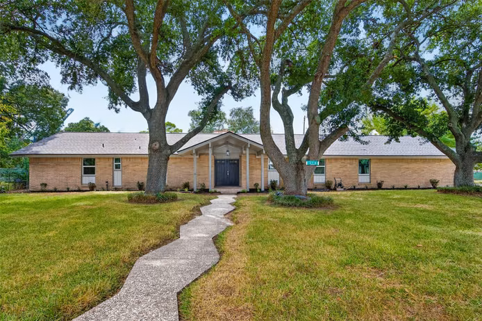 Photo of 218 Bay Colony Circle, La Porte, TX 77571
