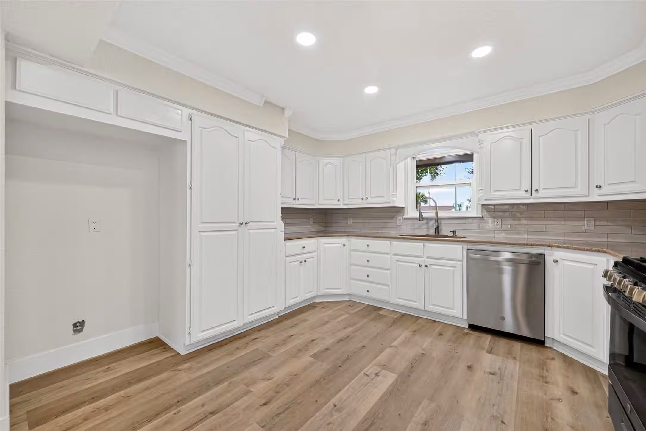 Photo 3 of 218 Bay Colony Circle, La Porte, TX
