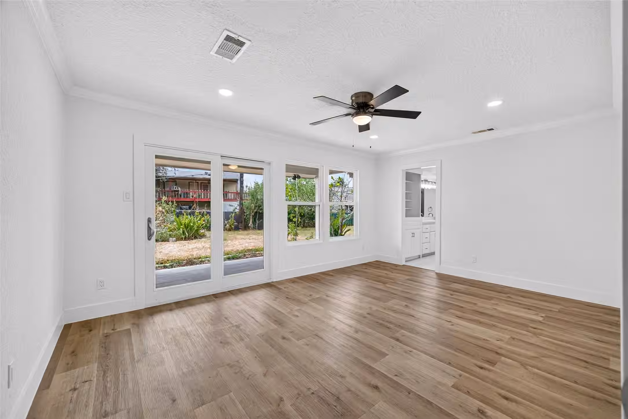 Photo 7 of 218 Bay Colony Circle, La Porte, TX