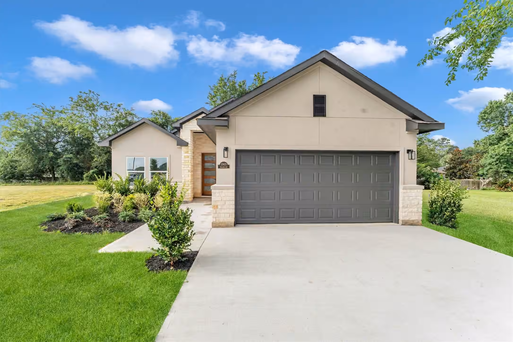 Photo 3 of 12425 Walden Road, Montgomery, TX