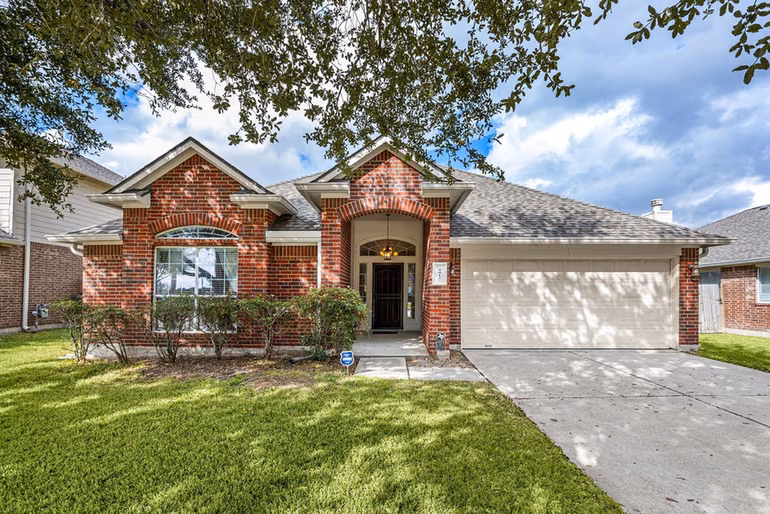 Photo of 3012 Kings Isle Lane, Dickinson, TX 77539