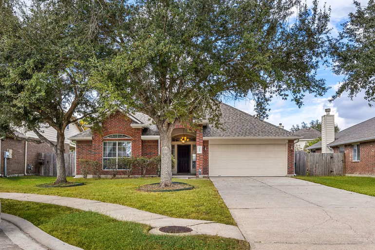 Photo 3 of 3012 Kings Isle Lane, Dickinson, TX