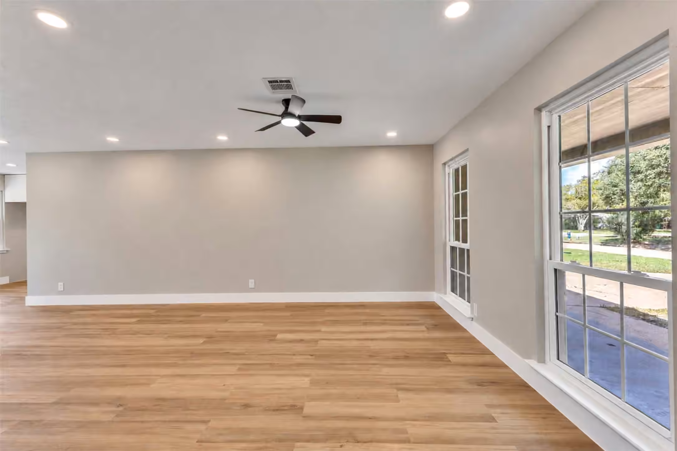 Photo 4 of 9419 Val Verde Street, Houston, TX