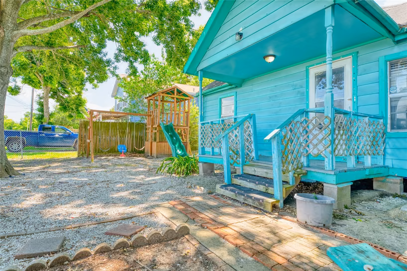 Photo 4 of 323 Avenue J, Baytown, TX