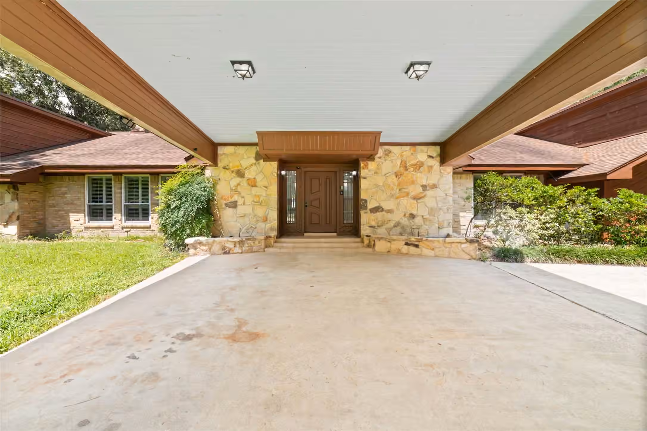 Photo 2 of 601 Brandon Road, Conroe, TX 77302