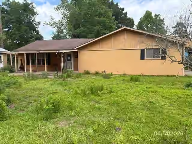 Photo 2 of 1301 Minglewood Road, Liberty, TX