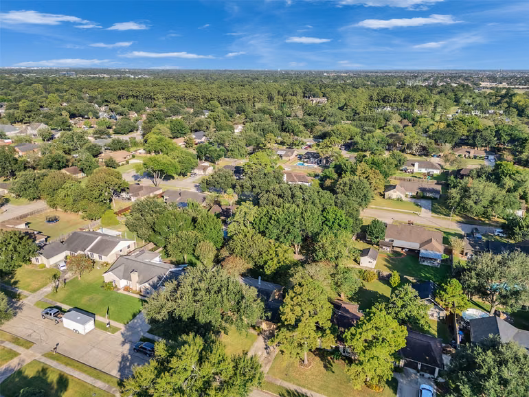 Photo 3 of 1208 Piney Woods Drive, Friendswood, TX