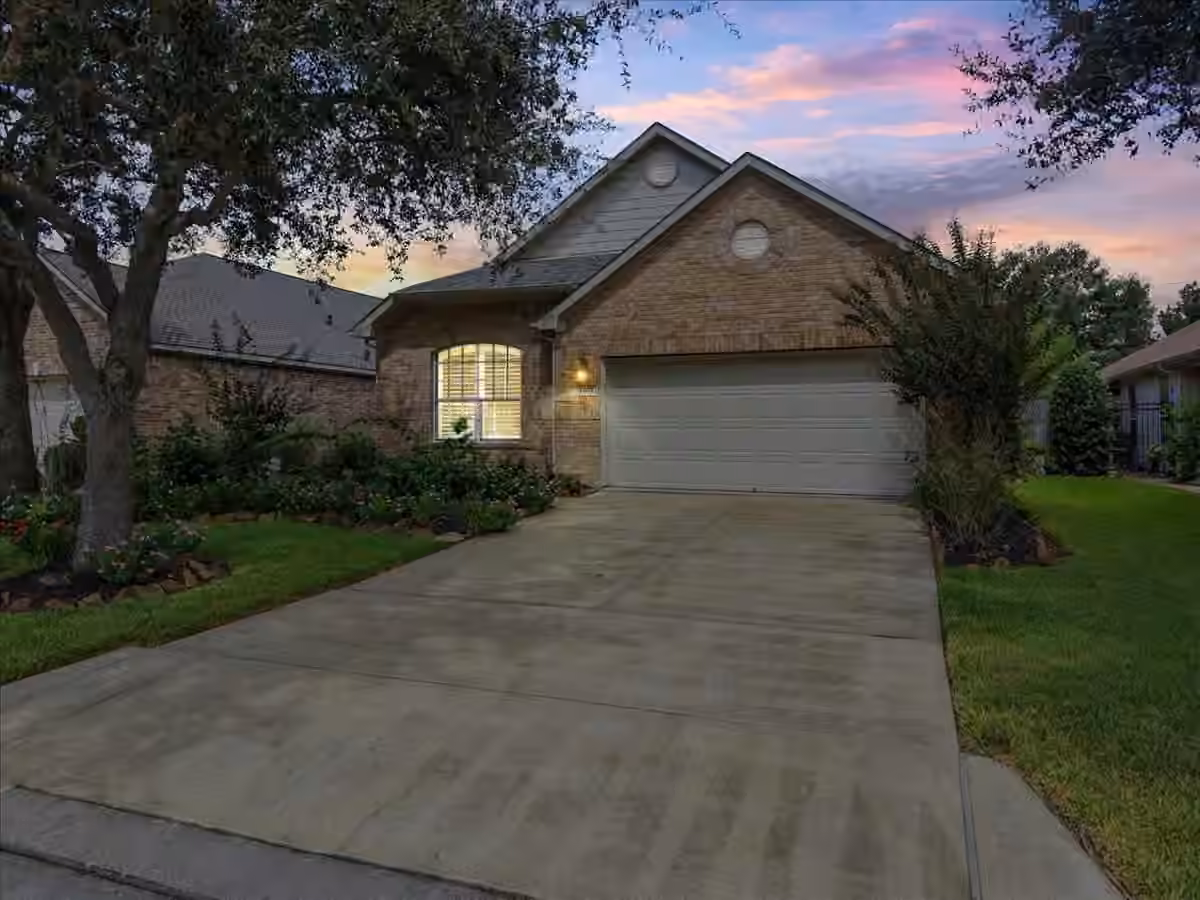 Photo 2 of 1209 Modena Drive, Pearland, TX
