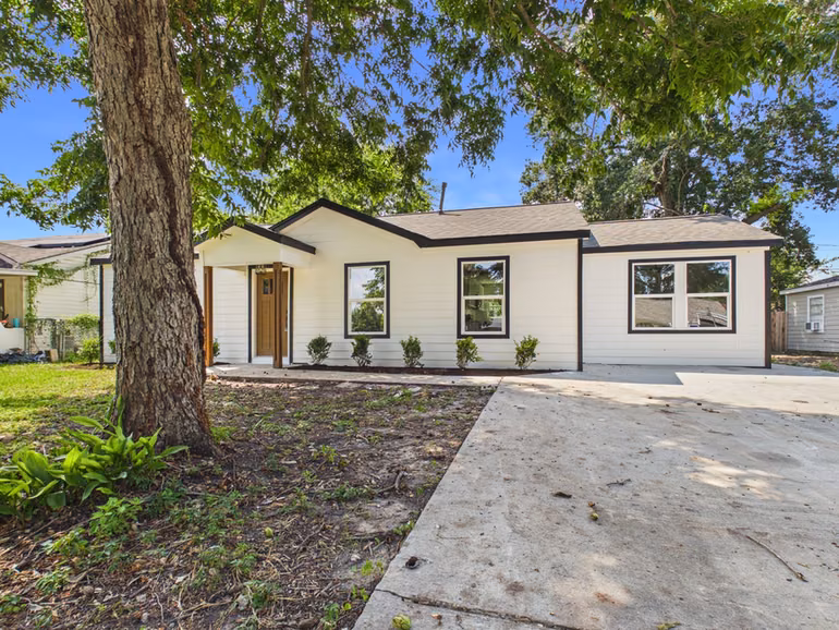 Photo 2 of 58 Trenwood Lane, Houston, TX