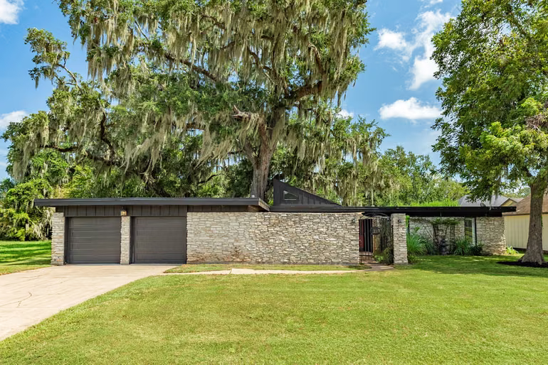 Photo of 2219 River Oaks Drive, West Columbia, TX