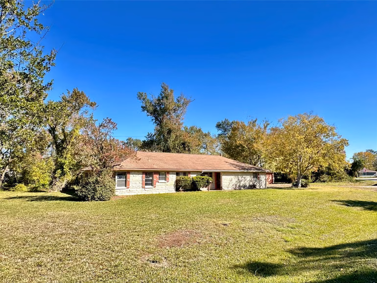 Photo 2 of 300 Holly Drive, Baytown, TX
