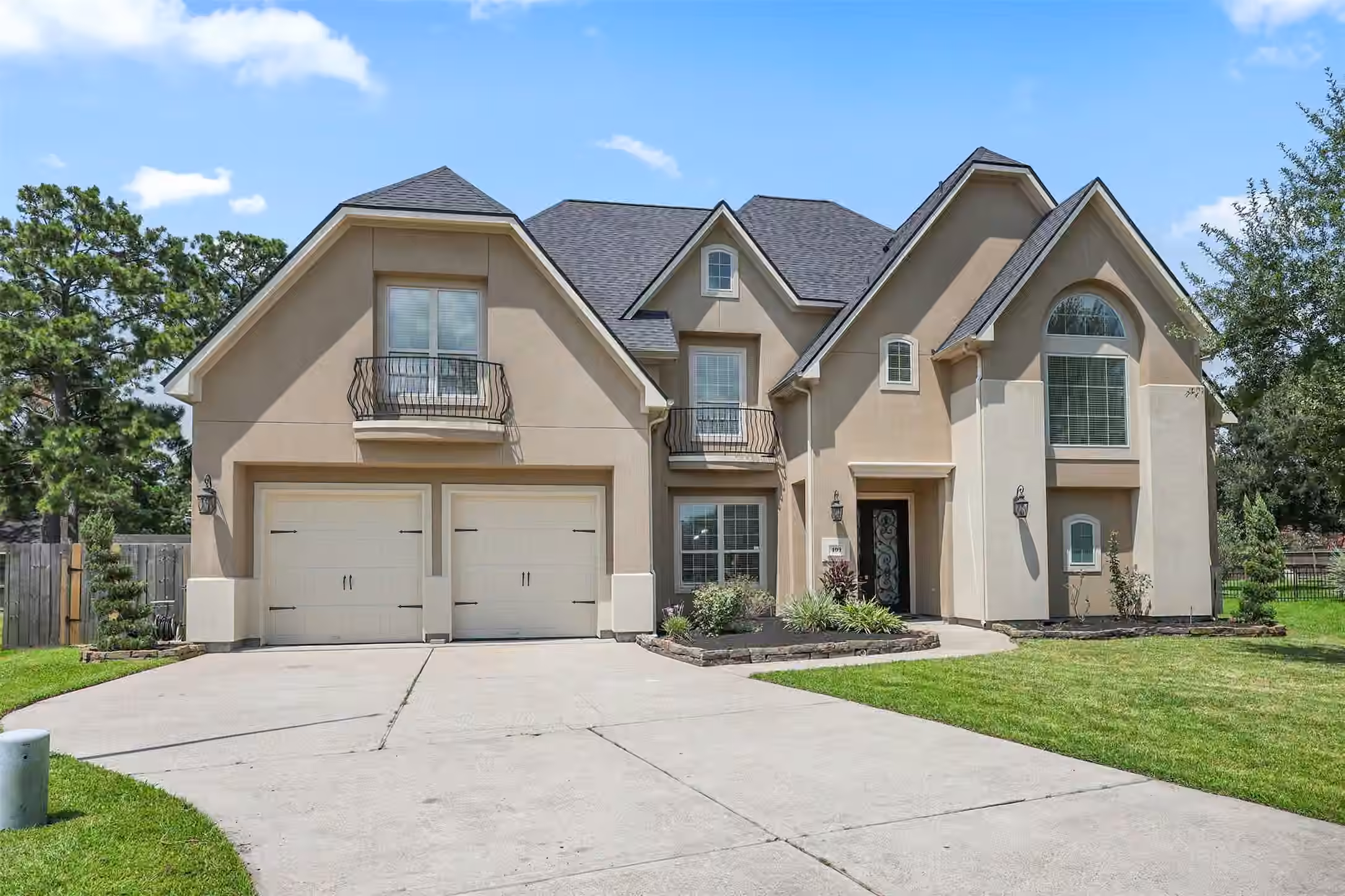 Photo 3 of 409 Old Orchard Way, Dickinson, TX