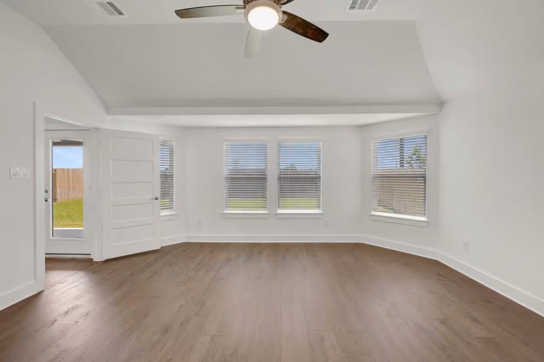 Photo 4 of 2119 Lone Bronco Boulevard, Rosenberg, TX