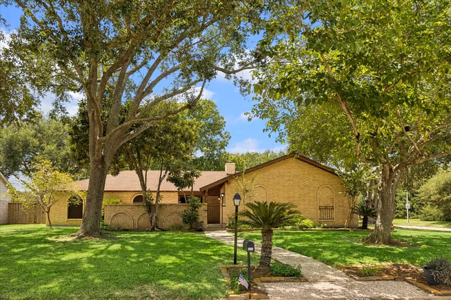 Photo 3 of 3602 Pine Court, Missouri City, TX