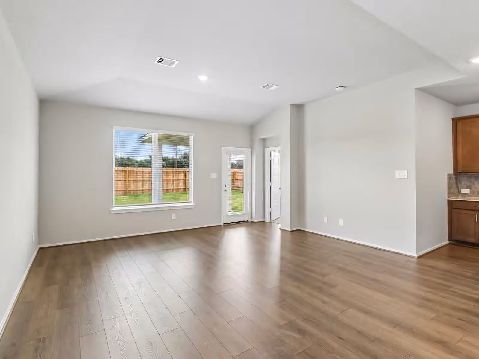 Photo 3 of 5228 Redbud Valley Drive, Pearland, TX