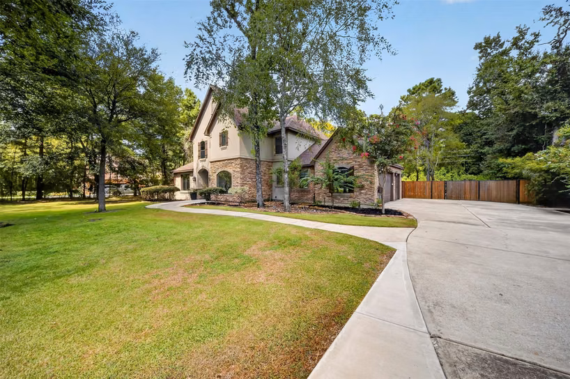 Photo 2 of 10410 Clubhouse Circle, Magnolia, TX