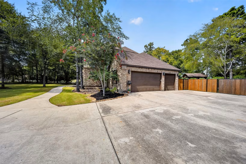 Photo 4 of 10410 Clubhouse Circle, Magnolia, TX
