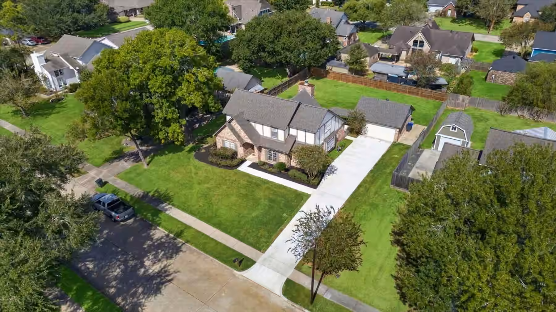 Photo 3 of 1013 Londonderry Avenue, Friendswood, TX