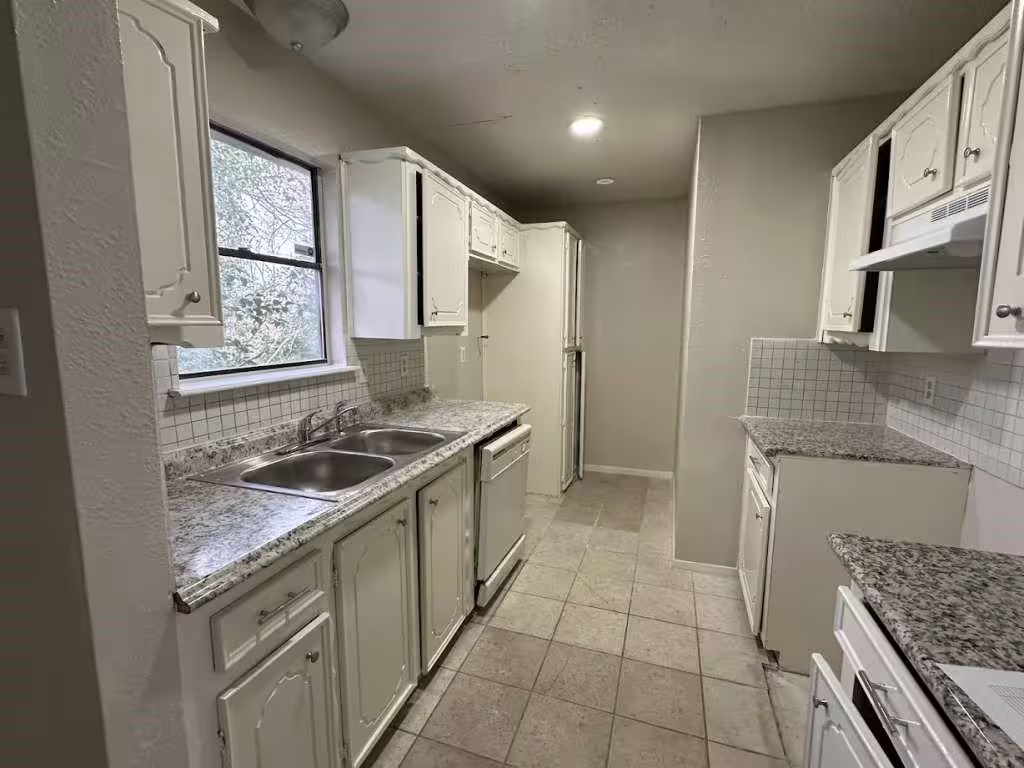 Photo 3 of 5919 Woodview Drive, Houston, TX