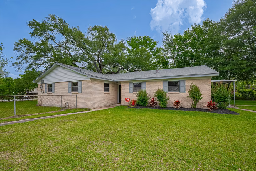 Photo of 111 N 11th Street, Highlands, TX