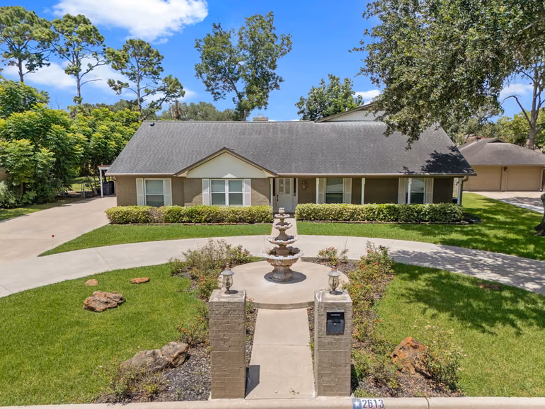 Photo of 2613 Oak Drive, Bay City, TX 77414