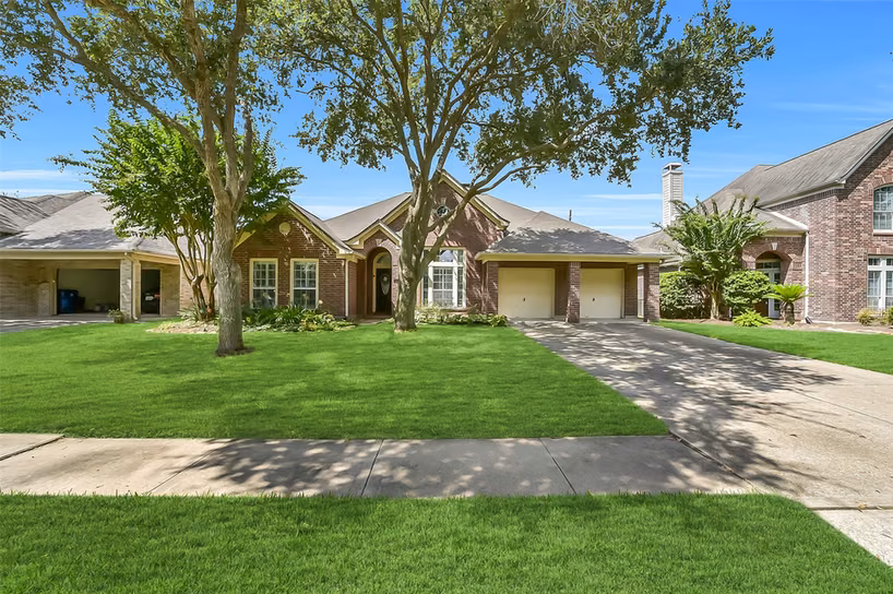 Photo 2 of 3105 Red Maple Drive, Friendswood, TX
