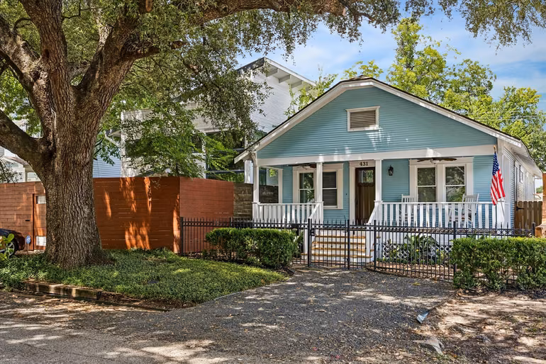 Photo 2 of 431 W 27th Street, Houston, TX