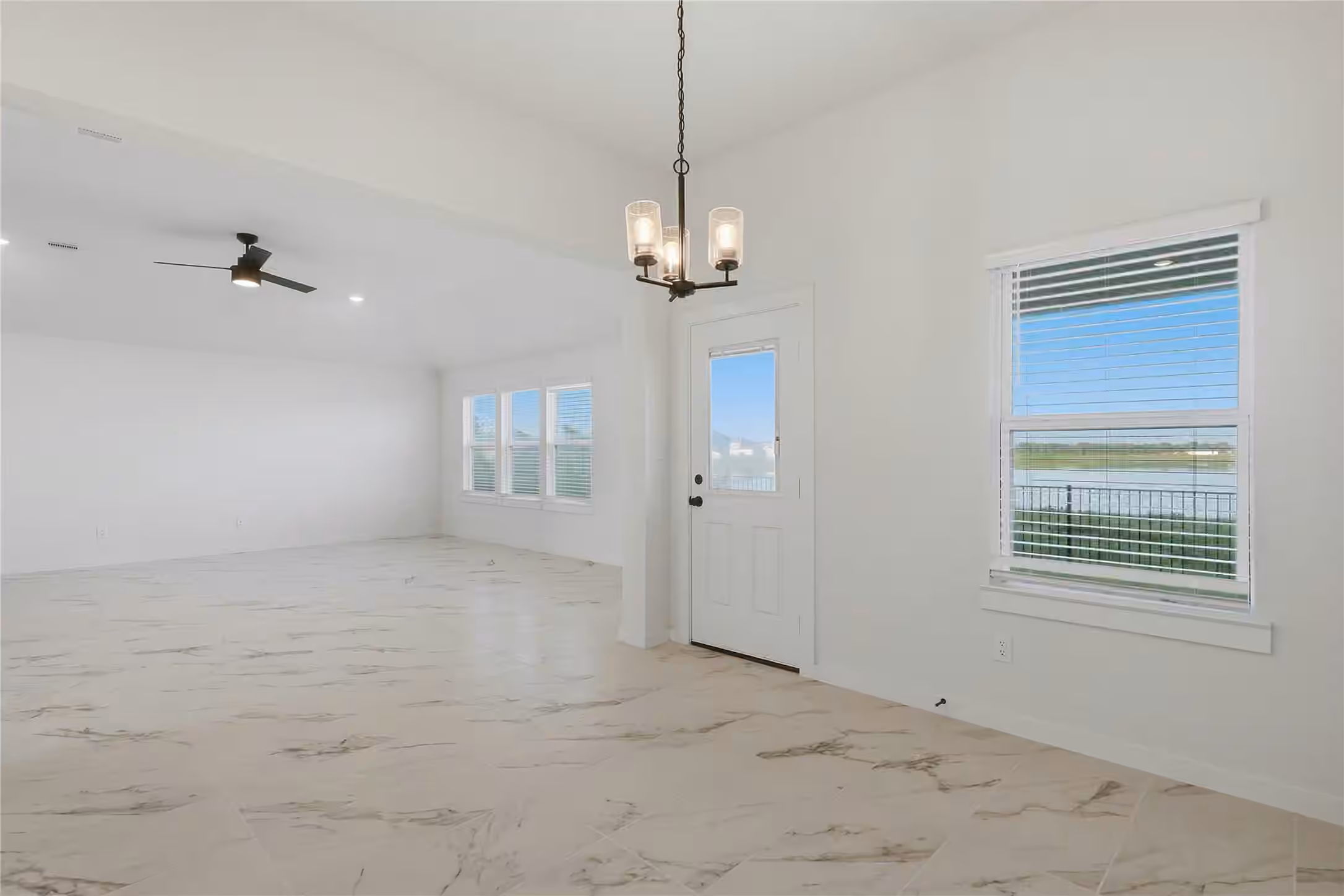 Photo 5 of 6102 Royal Palm Drive, Manvel, TX 77578