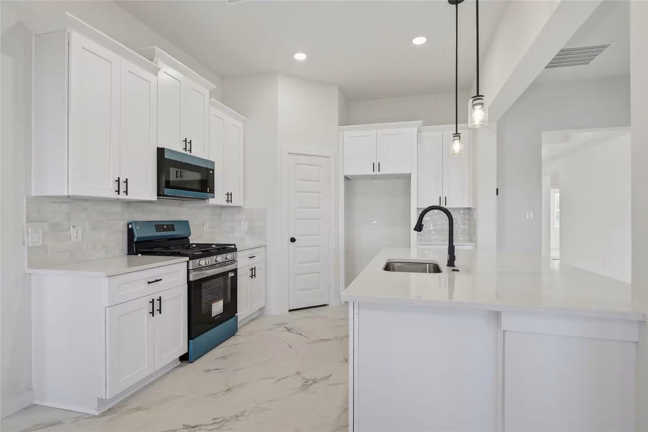 Photo 6 of 6102 Royal Palm Drive, Manvel, TX 77578