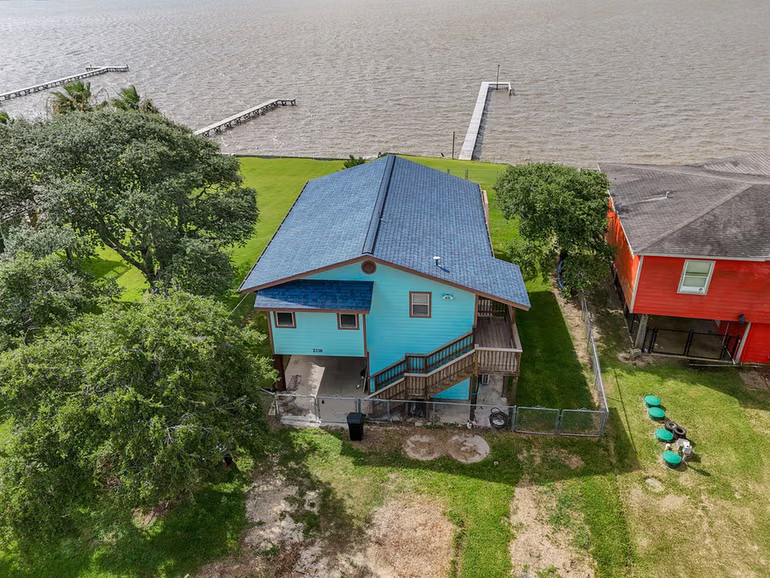 Photo 5 of 2116 W Bayshore Drive, Palacios, TX
