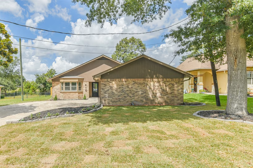 Photo 3 of 416 Rolling Hills Drive, Panorama Village, TX