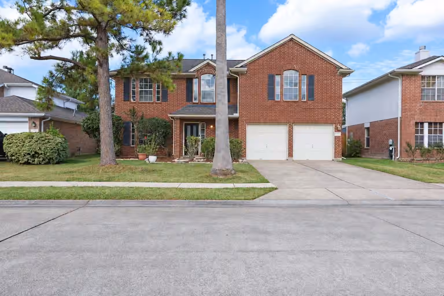 Photo 2 of 2914 Glen Cullen Lane, Pearland, TX